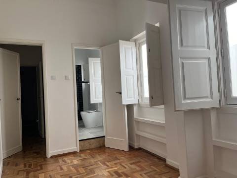 Moradia geminada T4 completamente remodelada com jardim e garagem no centro da cidade de Portimão e perto da zona Ribeirinha