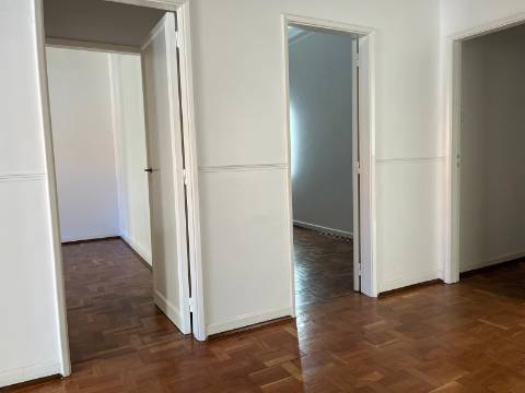 Moradia geminada T4 completamente remodelada com jardim e garagem no centro da cidade de Portimão e perto da zona Ribeirinha