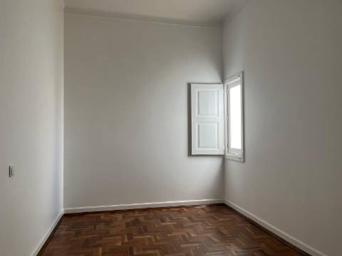 Moradia geminada T4 completamente remodelada com jardim e garagem no centro da cidade de Portimão e perto da zona Ribeirinha