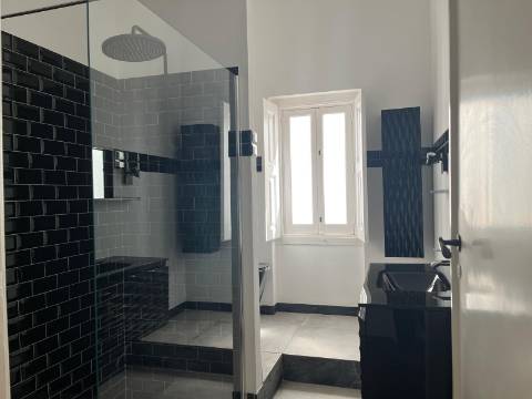 Moradia geminada T4 completamente remodelada com jardim e garagem no centro da cidade de Portimão e perto da zona Ribeirinha