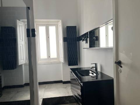 Moradia geminada T4 completamente remodelada com jardim e garagem no centro da cidade de Portimão e perto da zona Ribeirinha