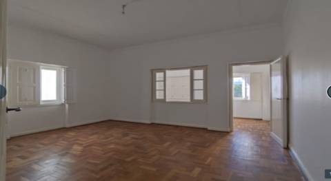 Moradia geminada T4 completamente remodelada com jardim e garagem no centro da cidade de Portimão e perto da zona Ribeirinha