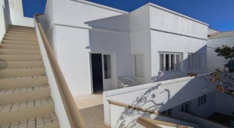 Moradia geminada T4 completamente remodelada com jardim e garagem no centro da cidade de Portimão e perto da zona Ribeirinha