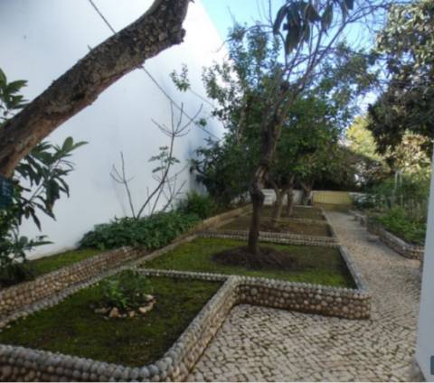 Moradia geminada T4 completamente remodelada com jardim e garagem no centro da cidade de Portimão e perto da zona Ribeirinha