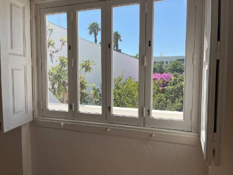 Moradia geminada T4 completamente remodelada com jardim e garagem no centro da cidade de Portimão e perto da zona Ribeirinha