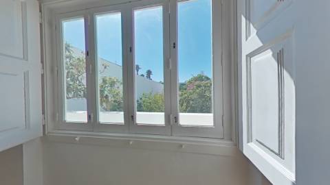 Moradia geminada T4 completamente remodelada com jardim e garagem no centro da cidade de Portimão e perto da zona Ribeirinha