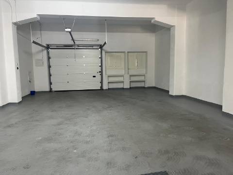 Moradia geminada T4 completamente remodelada com jardim e garagem no centro da cidade de Portimão e perto da zona Ribeirinha