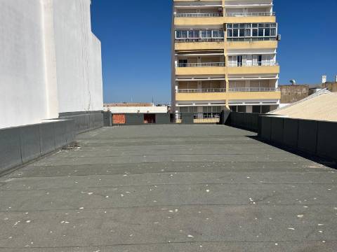 Moradia geminada T4 completamente remodelada com jardim e garagem no centro da cidade de Portimão e perto da zona Ribeirinha