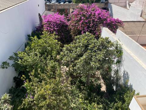 Moradia geminada T4 completamente remodelada com jardim e garagem no centro da cidade de Portimão e perto da zona Ribeirinha