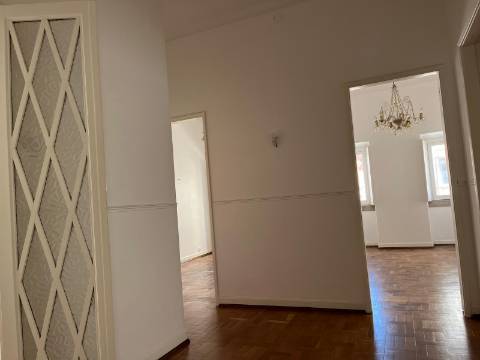 Moradia geminada T4 completamente remodelada com jardim e garagem no centro da cidade de Portimão e perto da zona Ribeirinha