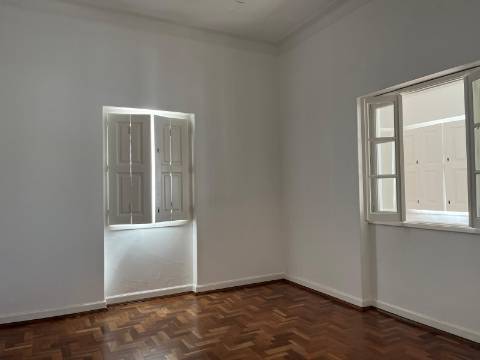 Moradia geminada T4 completamente remodelada com jardim e garagem no centro da cidade de Portimão e perto da zona Ribeirinha