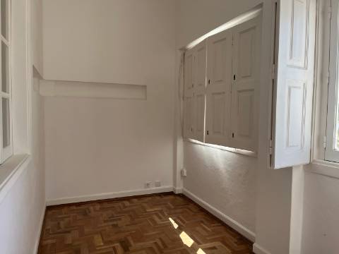 Moradia geminada T4 completamente remodelada com jardim e garagem no centro da cidade de Portimão e perto da zona Ribeirinha