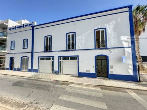Moradia Geminada T3 no centro de Portimão perto do Rio Arade completamente remodelada