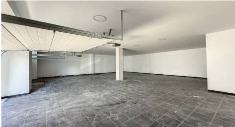 Moradia Geminada T3 no centro de Portimão perto do Rio Arade completamente remodelada
