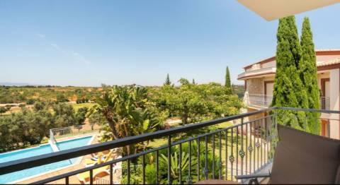 Moderno apartamento T1+1 no 1 andar em Vale da Pinta com vista sobre o golfe