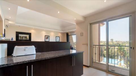 Moderno apartamento T1+1 no 1 andar em Vale da Pinta com vista sobre o golfe