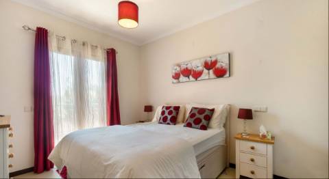 Moderno apartamento T1+1 no 1 andar em Vale da Pinta com vista sobre o golfe