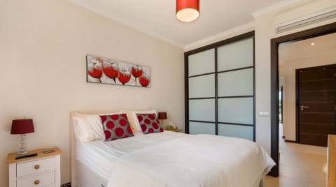 Moderno apartamento T1+1 no 1 andar em Vale da Pinta com vista sobre o golfe