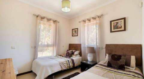 Moderno apartamento T1+1 no 1 andar em Vale da Pinta com vista sobre o golfe