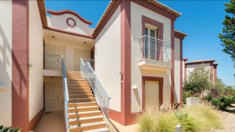 Moderno apartamento T1+1 no 1 andar em Vale da Pinta com vista sobre o golfe