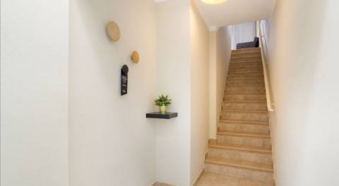 Apartamento T0 com grande terraço, localizado junto ao campo de Golfe do Gramacho e a 4 quilómetros de Ferragudo.
