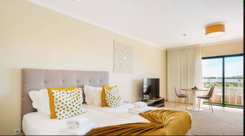 Apartamento T0 com grande terraço, localizado junto ao campo de Golfe do Gramacho e a 4 quilómetros de Ferragudo.
