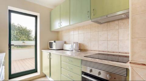 Apartamento T0 com grande terraço, localizado junto ao campo de Golfe do Gramacho e a 4 quilómetros de Ferragudo.
