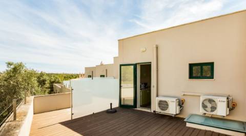 Apartamento T0 com grande terraço, localizado junto ao campo de Golfe do Gramacho e a 4 quilómetros de Ferragudo.
