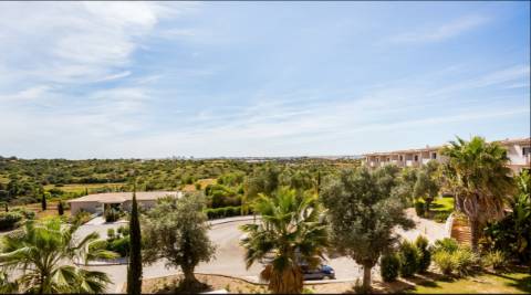 Apartamento T0 com grande terraço, localizado junto ao campo de Golfe do Gramacho e a 4 quilómetros de Ferragudo.
