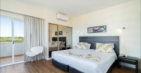 Apartamento TURISTICO T0 no 4 andar em Alvor junto á praia com vista mar.