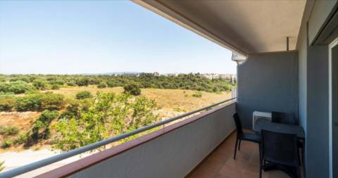 Apartamento TURISTICO T0 no 4 andar em Alvor junto á praia com vista mar.