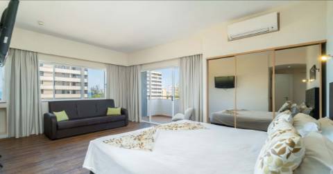 Apartamento TURISTICO - T0 no 6 andar em Alvor junto á praia com vista mar.