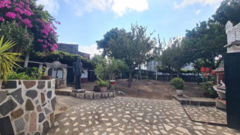 Moradia com armazém e terreno perto da praia da Azurara em Vila do Conde