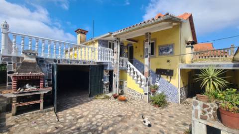 Moradia com armazém e terreno perto da praia da Azurara em Vila do Conde