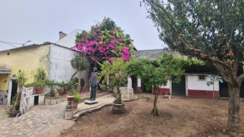 Moradia com armazém e terreno perto da praia da Azurara em Vila do Conde
