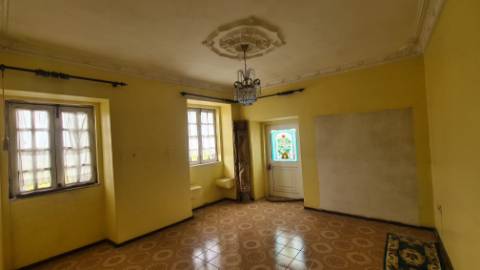 Moradia com armazém e terreno perto da praia da Azurara em Vila do Conde