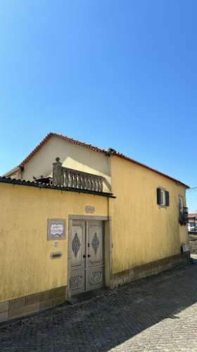 Moradia com armazém e terreno perto da praia da Azurara em Vila do Conde