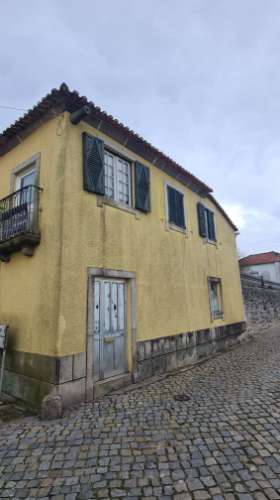 Moradia com armazém e terreno perto da praia da Azurara em Vila do Conde