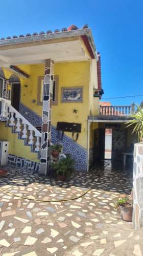 Moradia com armazém e terreno perto da praia da Azurara em Vila do Conde