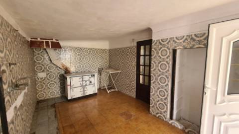 Moradia com armazém e terreno perto da praia da Azurara em Vila do Conde