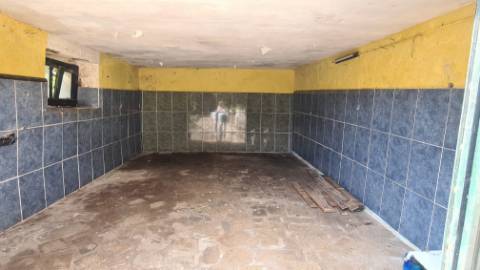 Moradia com armazém e terreno perto da praia da Azurara em Vila do Conde