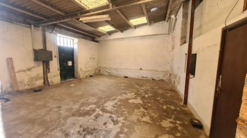 Moradia com armazém e terreno perto da praia da Azurara em Vila do Conde