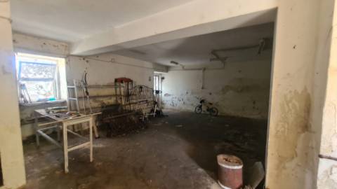 Moradia com armazém e terreno perto da praia da Azurara em Vila do Conde