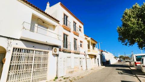 Prédio em Silves com 3 apartamentos para recuperar