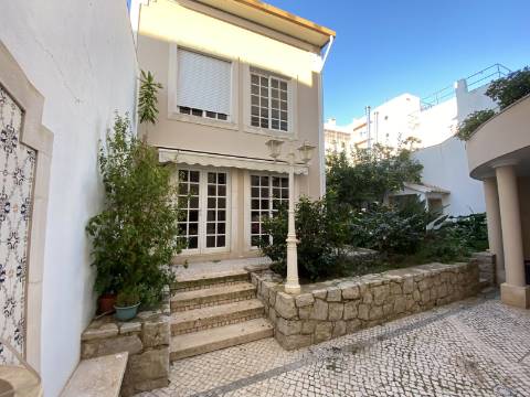 Moradia T7 no centro de Portimão com Alojamento Local a funcionar