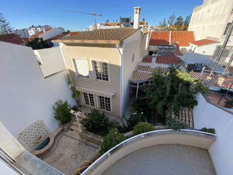 Moradia T7 no centro de Portimão com Alojamento Local a funcionar