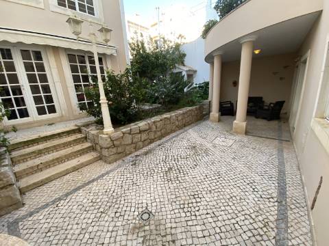 Moradia T7 no centro de Portimão com Alojamento Local a funcionar