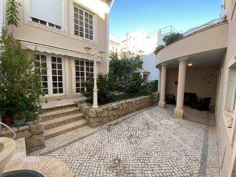 Moradia T7 no centro de Portimão com Alojamento Local a funcionar