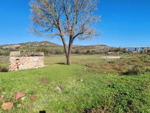 Herdade com construções à entrada de Portimão