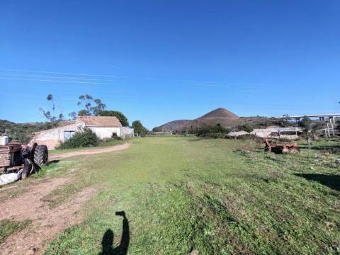 Herdade com construções à entrada de Portimão